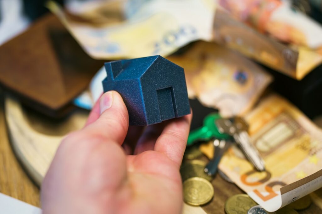 découvrez le prêt hypothécaire inversé, une solution financière qui permet aux propriétaires âgés de libérer des fonds de leur maison tout en continuant à y vivre. explorez ses avantages, son fonctionnement et les critères d'éligibilité pour optimiser votre retraite.