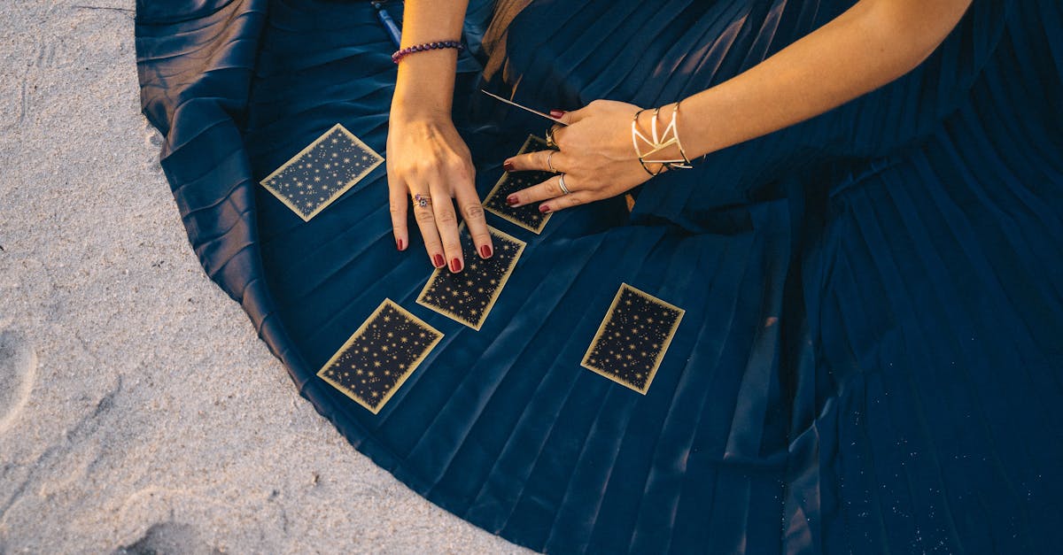 You are currently viewing Tarot ou oracle : lequel choisir pour débuter ?