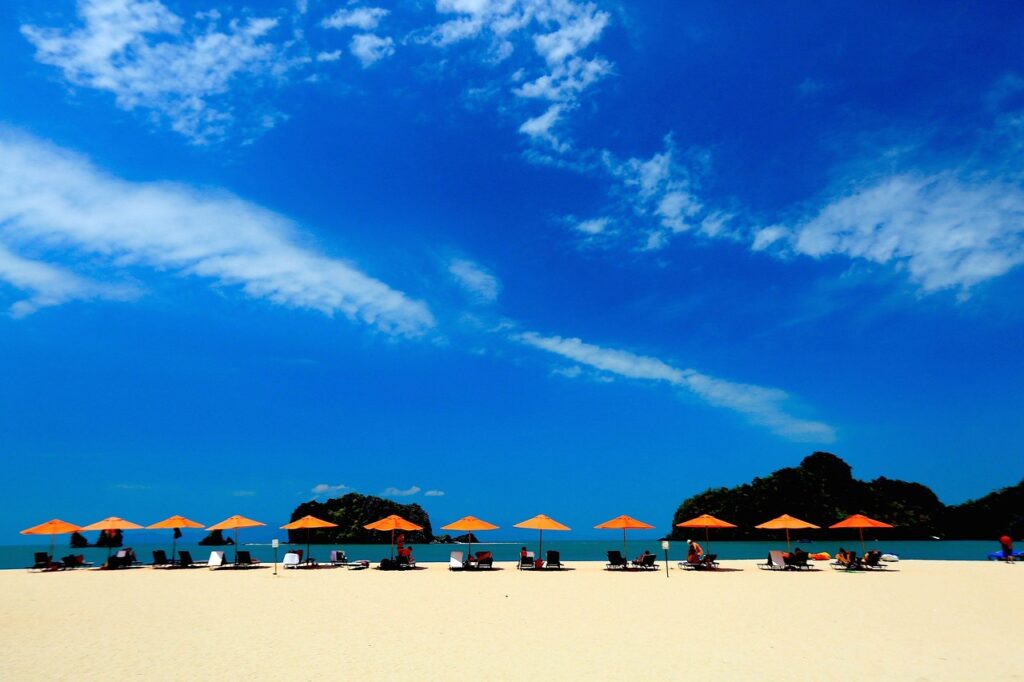 découvrez langkawi, un paradis tropical en malaisie, réputé pour ses plages immaculées, sa nature luxuriante et ses activités passionnantes. explorez les merveilles de cette île envoûtante, entre excursions en bateau, découvertes culturelles et détente au bord de l'eau.